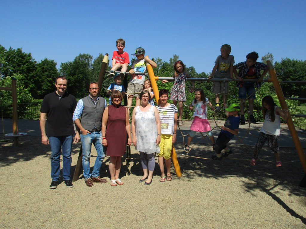 Spende für neue Spielgeräte auf dem Schulhof der Grundschule Weidhausen